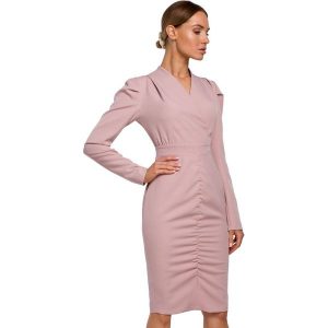 Sukienka elegancka kopertowa sukienka midi z marszczeniami pudrowy róż. Czerwone sukienki Sukienki.shop, do pracy, s, bez wzorów, biznesowe, bez kołnierzyka, bez ramiączek, midi, kopertowe. W wyprzedaży za 209,00 zł.