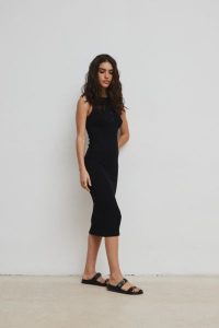 Dopasowana sukienka bez rękawów w kolorze TOTALLY BLACK - TARMA-M. Czarne sukienki Marsala, na co dzień, na lato, m, bez wzorów, z dzianiny, eleganckie, bez kołnierzyka, bez ramiączek, midi, dopasowane. Za 249,90 zł.
