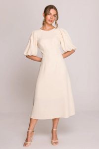 Elegancka sukienka koktajlowa z bufiastymi rękawami kremowa. Białe sukienki Stylove, na imprezę, m, bez wzorów, z elastanu, eleganckie, bez kołnierzyka, bez ramiączek, midi, dopasowane. Za 489,00 zł.