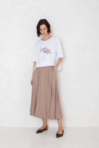 SPÓDNICA LARA MOCCA M - Flawless. Białe spódnice Flawless, na co dzień, m, bez wzorów, z gumy, klasyczne, midi. Za 253,30 zł.