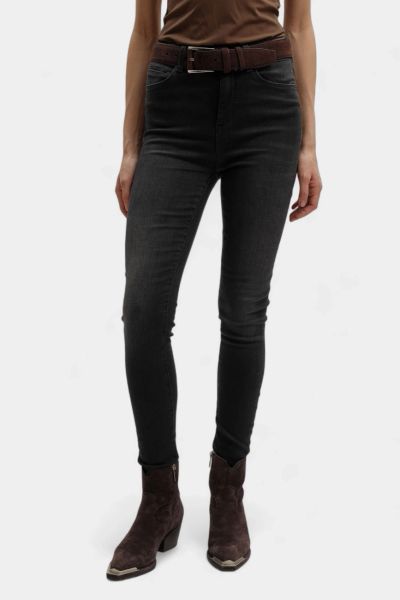 Damskie Spodnie Jeansowe Mustang Style Georgia Super Skinny Denim Black 1016903 4000 802. Czarne rurki Mustang, z denimu. Za 219,99 zł.