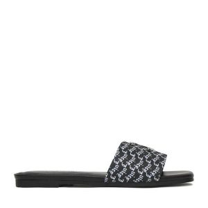 Klapki Juicy Couture. Czarne klapki Juicy Couture, bez wzorów, bez obcasa. Za 159,99 zł.