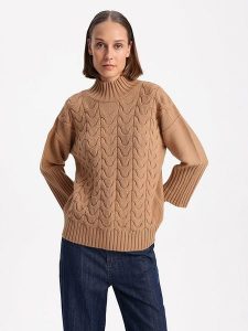 BGN Sweter w kolorze jasnobrązowym rozmiar: 38. Brązowe swetry oversize BGN, bez wzorów, ze splotem, bez ramiączek. Za 197,63 zł.