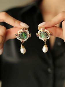 Pierres delicates Pozłacane kolczyki-wkrętki z perłami i kamieniami szlachetnymi rozmiar: onesize. Zielone kolczyki Pierres delicates, z cyrkonią, pozłacane. Za 65,99 zł.