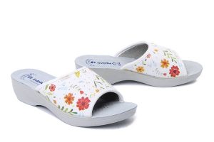 INBLU PL-51 001 biały, klapki damskie. Białe klapki Inblu, bez wzorów, ze skóry, bez obcasa, na koturnie. Za 63,99 zł.