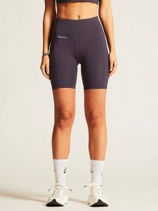 Craft Szorty sportowe "Adv Essence" w kolorze fioletowym rozmiar: XS. Różowe spodenki sportowe Craft, xs, bez wzorów, z materiału, z podwyższonym stanem, outdoorowe. Za 79,77 zł.
