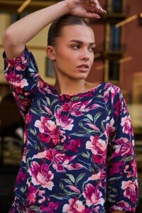 Koszula z wiskozy w kwiaty granatowa. Koszule MOODO, bez wzorów, z wiskozy, bez kołnierzyka, bez ramiączek. Za 99,99 zł.