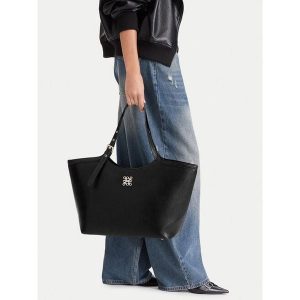 Torebka Nine West. Czarne shopper bag Nine West, bez wzorów, bez dodatków. Za 259,99 zł.
