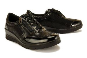 COMFORTABEL 951169-1 schwarz, półbuty damskie. Czarne półbuty Comfortabel, bez wzorów, bez obcasa, na koturnie, bez zapięcia. Za 179,95 zł.