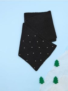 Szalik - czarny. Czarne szaliki Sinsay, z aplikacjami, z materiału. Za 39,99 zł.