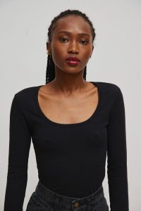 Dopasowany top z długim rękawem w kolorze TOTALLY BLACK - LITE-XS. Czarne topy Marsala, xs, bez wzorów, z bawełny, bez kołnierzyka, bez ramiączek. Za 159,90 zł.