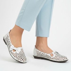 Półbuty damskie Artiker, cholewka skóra naturalna ażurowa wycięcia dekoracyjna kokarda pasek z przodu. niski fason odkryte boki zaokrąglony nosek pła. Białe półbuty ARTIKER, na lato, w ażurowe wzory, ze skóry, bez obcasa, na płaskiej podeszwie, bez zapięcia. Za 188,90 zł.