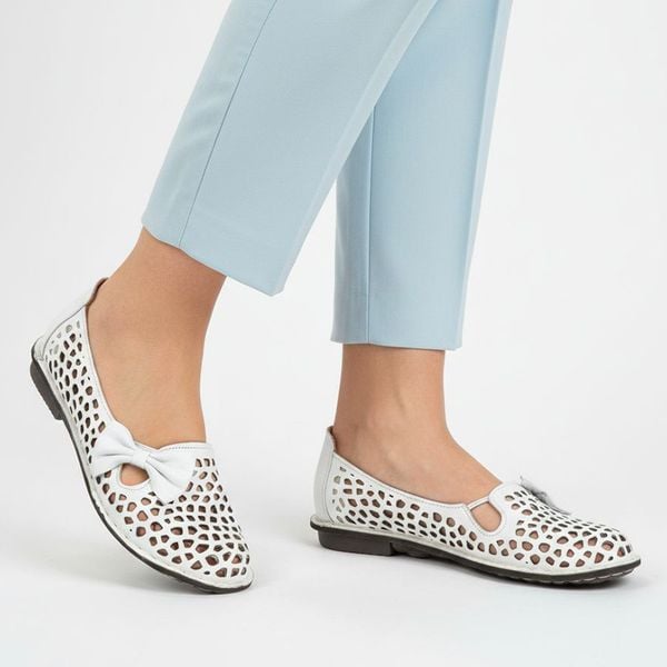 Półbuty damskie Artiker, cholewka skóra naturalna ażurowa wycięcia dekoracyjna kokarda pasek z przodu. niski fason odkryte boki zaokrąglony nosek pła. Białe półbuty ARTIKER, na lato, w ażurowe wzory, ze skóry, bez obcasa, na płaskiej podeszwie, bez zapięcia. Za 188,90 zł.