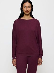 Triumph Bluza w kolorze bordowym rozmiar: 40. Czerwone bluzy Triumph, bez wzorów, bez kaptura. Za 79,03 zł.