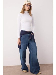 Trendyol Koszulka w kolorze białym rozmiar: M. Białe bluzki Trendyol, m, bez wzorów, bez kołnierzyka, bez ramiączek. Za 57,20 zł.