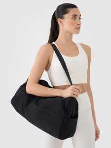 4F Torba treningowa (26 L) - czarna Uniwersalny. Czarne torby podróżne i sportowe 4f, bez wzorów, z syntetyku, na ramię. W wyprzedaży za 99,99 zł.
