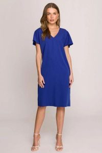 Sukienka oversize o prostym kroju z dekoltem V niebieska. Niebieskie sukienki Stylove, do pracy, l, bez wzorów, z materiału, biznesowe, bez kołnierzyka, bez ramiączek, mini, dopasowane. Za 289,00 zł.