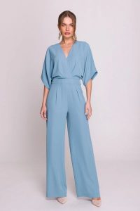 Elegancki kombinezon damski z kopertowym dekoltem błękitny. Niebieskie kombinezony Stylove, l, bez wzorów, z poliesteru, biznesowe, bez kołnierzyka, bez ramiączek, krótkie. Za 449,00 zł.