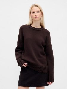 GAP Sweter w kolorze ciemnobrązowym rozmiar: L. Brązowe swetry oversize GAP, l, bez wzorów, z bawełny, bez ramiączek. Za 179,95 zł.