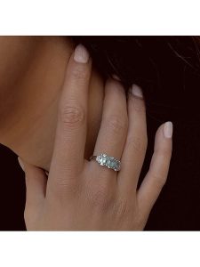 Les Petites Précieuses Srebrny pierścionek z topazem rozmiar: 58. Szare pierścionki Les Petites Précieuses, z topazem, srebrne. Za 173,99 zł.