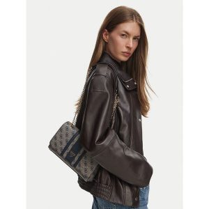 Torebka Guess. Niebieskie torebki klasyczne Guess, z aplikacjami, bez dodatków. Za 584,99 zł.