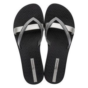 Japonki damskie Ipanema Kirei. Czarne klapki Ipanema, bez wzorów, z materiału, bez obcasa. Za 65,99 zł.