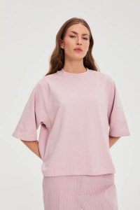 Bluza oversize różowa. Czerwone bluzy MOODO, l, bez wzorów, z bawełny, bez kaptura. Za 89,99 zł.