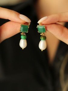 Pierres de Jade Pozłacane kolczyki-wkrętki z perłami i agatami rozmiar: onesize. Białe kolczyki Pierres de Jade, z agatem, pozłacane. Za 56,99 zł.