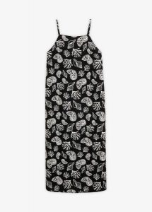 Sukienka midi we wzór z mieszanki wiskozy. Czarne sukienki bonprix, bez wzorów, z wiskozy, bez kołnierzyka, bez ramiączek, midi. Za 139,99 zł.