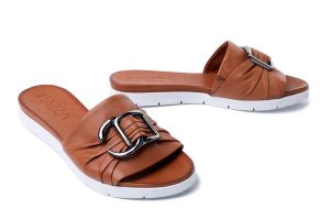 PIAZZA 900122-21 tan, klapki damskie. Brązowe klapki Piazza, bez wzorów, ze skóry, bez obcasa. Za 170,94 zł.