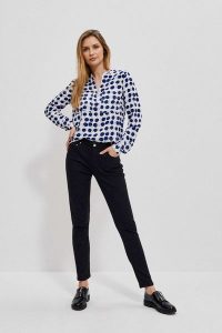 Jeansy push up grafitowe. Szare jeansy MOODO, bez wzorów, z bawełny, długie. W wyprzedaży za 41,99 zł.