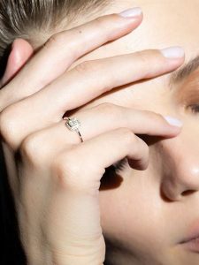 Maison héritage PARIS Złoty pierścionek "Solitaire Regina" z diamentami rozmiar: 56. Szare pierścionki Maison héritage PARIS, z diamentem, złote. Za 1 391,99 zł.