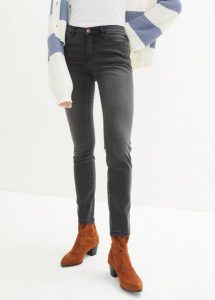 Dżinsy slim, high waist, modelujące. Czarne jeansy bonprix, bez wzorów, z jeansu, z podwyższonym stanem. Za 119,99 zł.