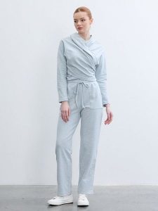 BGN Bluza w kolorze błękitnym rozmiar: 40. Niebieskie bluzy BGN, bez wzorów, z kapturem. Za 100,99 zł.