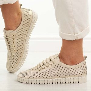 Złote skórzane półbuty damskie Cambell 19435. Żółte półbuty Cambell, na jesień, w ażurowe wzory, z jeansu, bez obcasa, na płaskiej podeszwie, bez zapięcia. Za 219,00 zł.