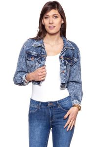 DAMSKA KURTKA JEANSOWA WRANGLER CROPPED JACKET RISKY BUSINESS W421GF25G 112128804. Niebieskie kurtki Wrangler, m, bez wzorów, z bawełny, bez kaptura. W wyprzedaży za 99,99 zł.