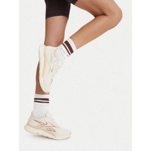Buty na siłownię Reebok. Białe buty sportowe Reebok, bez wzorów, bez zapięcia, na fitness i siłownię. Za 399,99 zł.