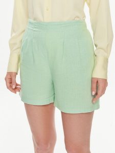 Vero Moda Szorty materiałowe Jesmilo 10279694 Zielony Regular Fit. Zielone szorty Vero Moda, bez wzorów, z materiału. Za 69,99 zł.