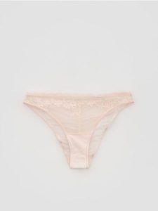 Majtki figi z haftem - pastelowy róż. Czerwone figi Reserved, bez wzorów. Za 39,99 zł.