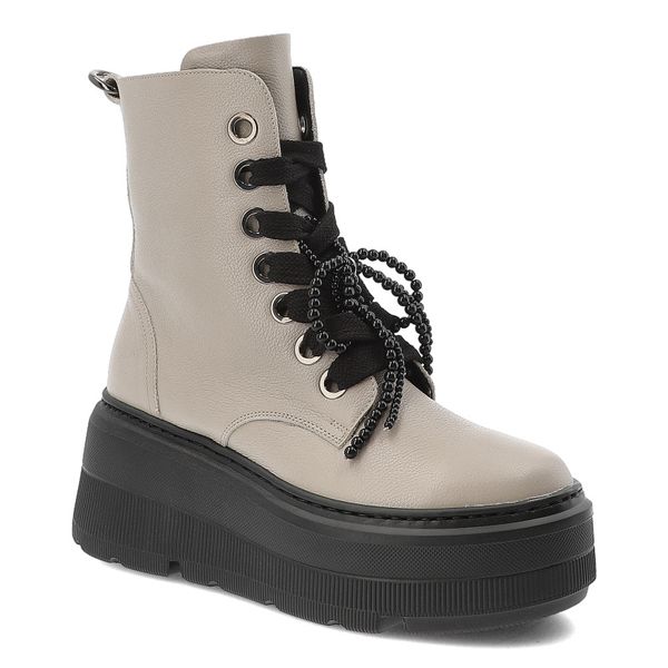 Beżowe Botki Karino Skórzane Obuwie Damskie Na Platformie. Brązowe botki Karino, bez wzorów, ze skóry, bez obcasa, na platformie, bez zapięcia. Za 586,99 zł.