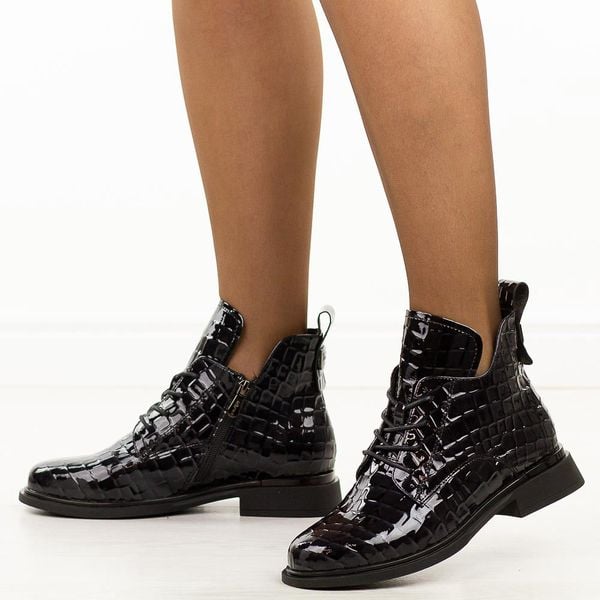 Czarne lakierowane skórzane botki damskie Filippo Dbt7239/25. Czarne botki Filippo, na jesień, bez wzorów, z jeansu, z okrągłym noskiem, bez obcasa, na płaskiej podeszwie, bez zapięcia. Za 299,00 zł.