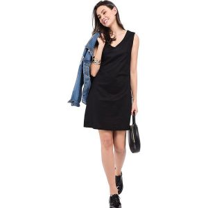 Sukienka w kolorze czarnym. Sukienki marki William de Faye. W wyprzedaży za 128,95 zł.