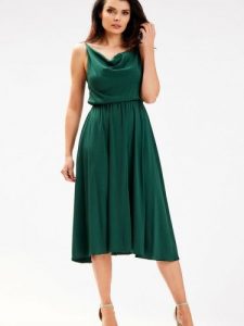 Sukienka Model A579 Bottle Green - awama. Zielone sukienki Awama, l, bez wzorów, z wiskozy, eleganckie, bez kołnierzyka, plus size, bez ramiączek, midi, dopasowane. Za 300,83 zł.