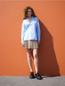 Oversizowa koszula z dodatkiem lyocellu - jasnoniebieski. Niebieskie koszule Reserved, l, bez wzorów, z bawełny, bez kołnierzyka, bez ramiączek. W wyprzedaży za 49,99 zł.