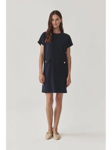 TATUUM Sukienka w kolorze granatowym rozmiar: 40. Niebieskie sukienki Tatuum, na co dzień, bez wzorów, bez kołnierzyka, bez ramiączek, mini, proste. Za 245,95 zł.