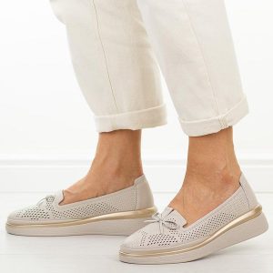 Beżowe ażurowe skórzane półbuty damskie S.Barski 7043. Brązowe półbuty S.BARSKI, na jesień, w ażurowe wzory, z jeansu, z okrągłym noskiem, bez obcasa, na płaskiej podeszwie, bez zapięcia. Za 239,00 zł.