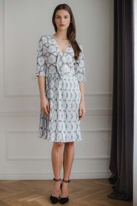 Elegancka Sukienka z Plisowanym Dołem - Wzór 114. Białe sukienki Figl, l, bez wzorów, z elastanu, eleganckie, bez kołnierzyka, bez ramiączek, plisowane. Za 289,00 zł.