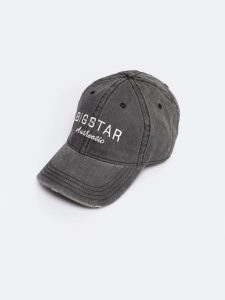 Czapka unisex z daszkiem jeansowa z efektem postarzania czarna Densi 906. Czarne czapki Big Star, bez wzorów, z denimu, eleganckie. W wyprzedaży za 79,99 zł.