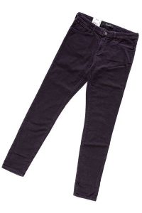 WRANGLER SKINNY PURPLE W28KPJ74F. Fioletowe rurki Wrangler, z materiału. W wyprzedaży za 69,99 zł.