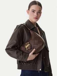 Just Cavalli Torebka 80RA4BM5 ZSD88 Brązowy. Brązowe torebki klasyczne Just Cavalli, bez wzorów, ze skóry, bez dodatków. Za 636,99 zł.